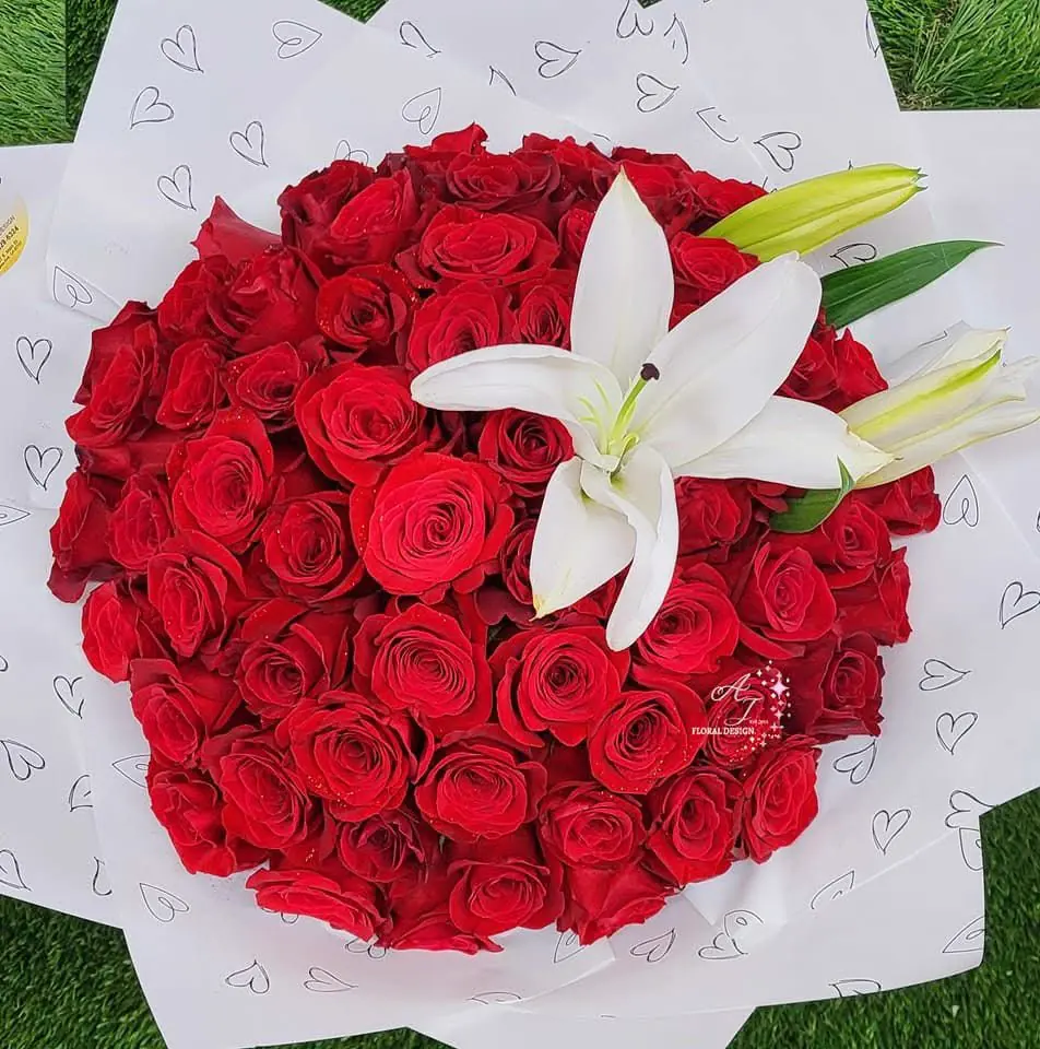 Ramo de rosas rojas con lirios blancos