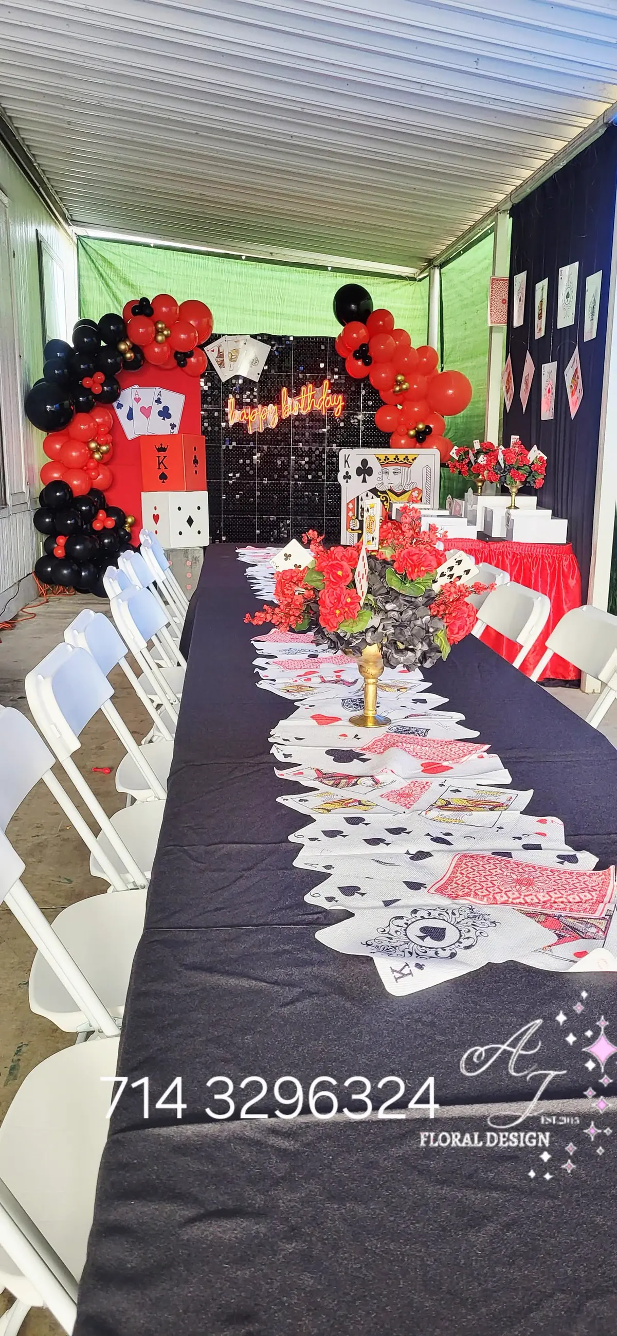 Pasillo de un salón decorado por AJ Floral Design antes de que llegue la gente